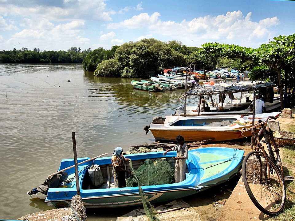 Fahrrad neben traditionellen Fischerbooten an der Negombo-Lagune, Sri Lanka — Stopp auf einer Radtour