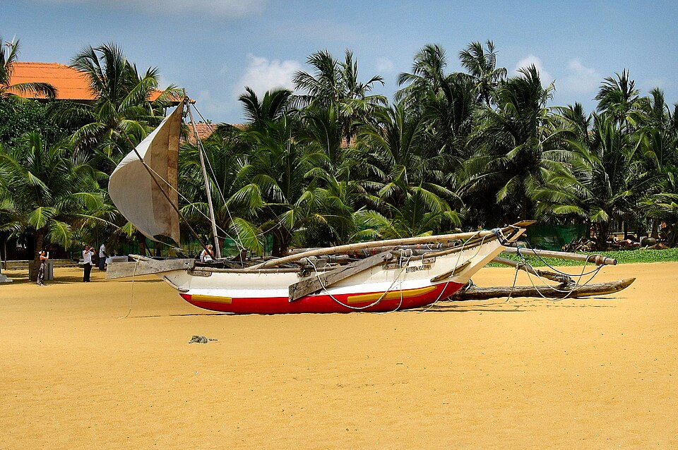Bateau de pêche traditionnel sri-lankais sur la lagune de Negombo à l'aube